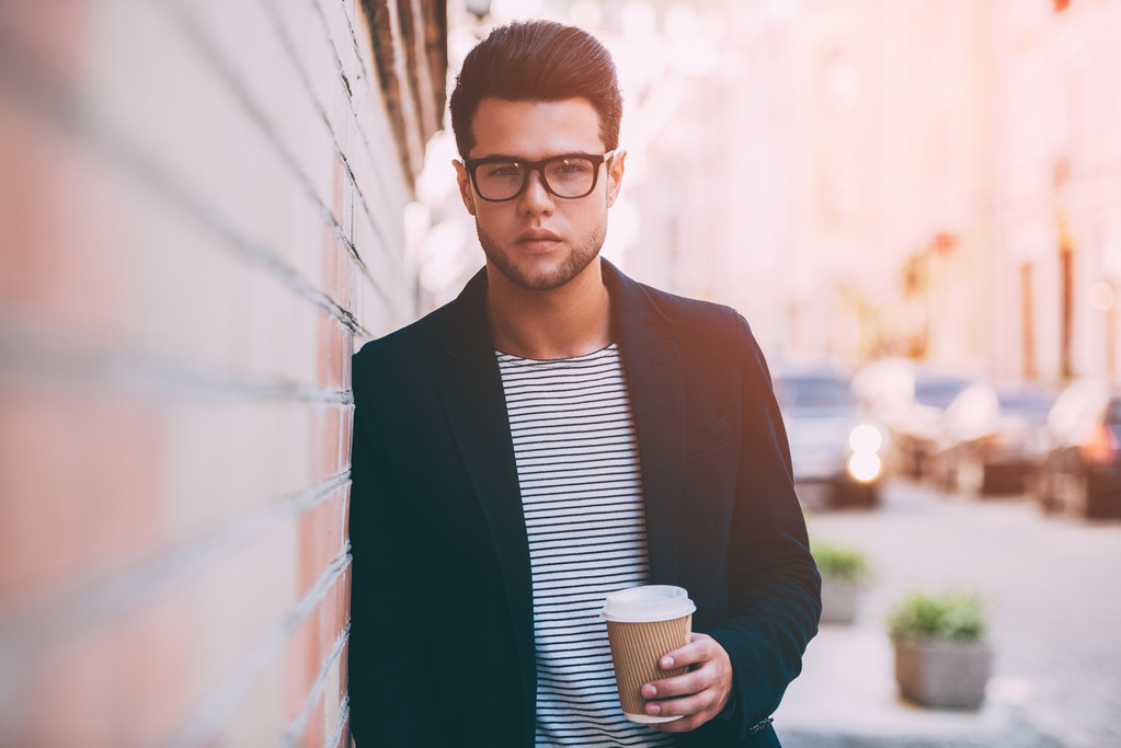 мужчина, держащий чашку кофе  - Фото, изображение