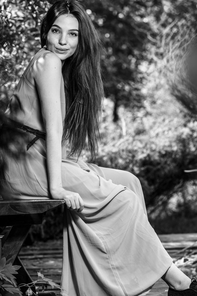 Preto-branco ao ar livre retrato de bela jovem emocional
 - Foto, Imagem