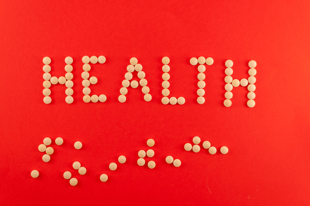 Palabra de salud escrita con pastillas de suplemento
 - Foto, imagen