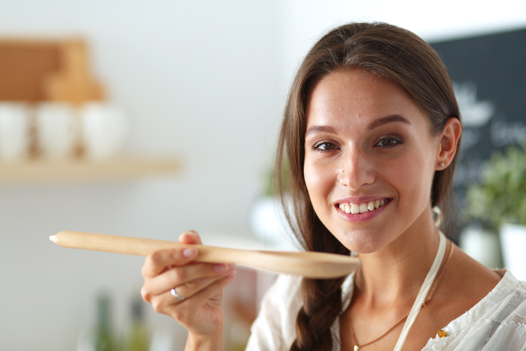 Cozinhar mulher na cozinha com colher de madeira - Foto, Imagem