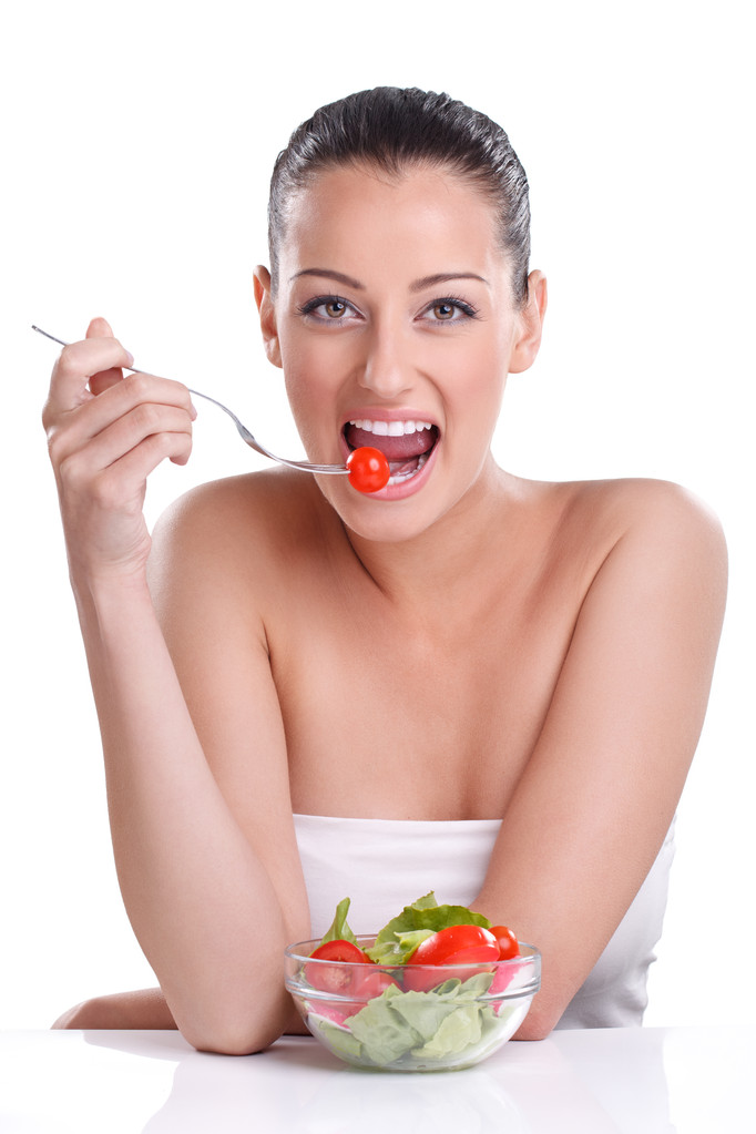 Donna che mangia insalata sana - Foto, immagini