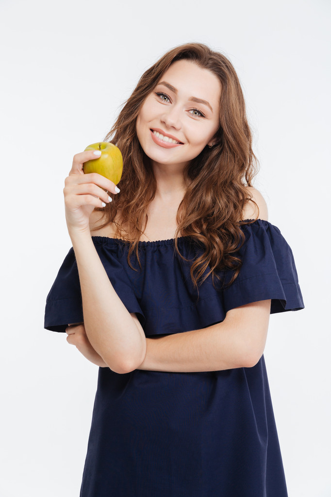 Joyeux attrayant jeune femme tenant pomme fraîche
 - Photo, image