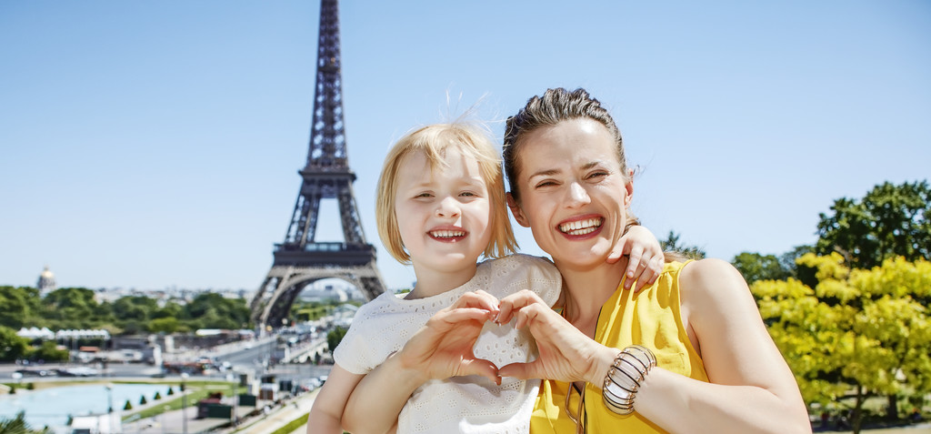 madre e figlia che mostrano mani a forma di cuore a Parigi, Francia
 - Foto, immagini