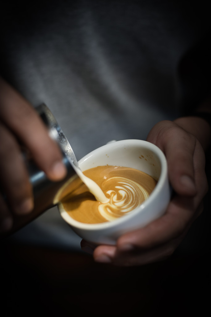Wie man Kaffee-Latte-Kunst macht - Foto, Bild