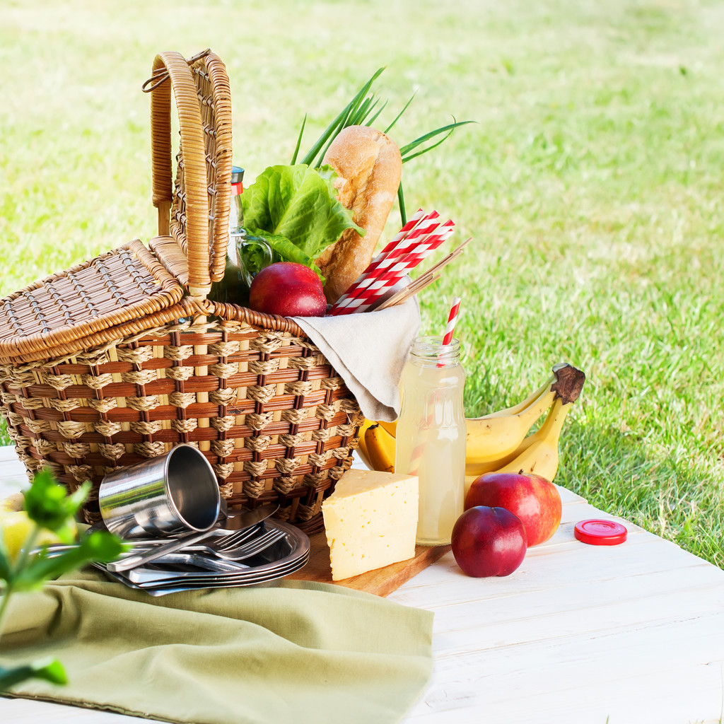 Picnic Wattled Basket Setting Food Bread Drink - Photo, Image
