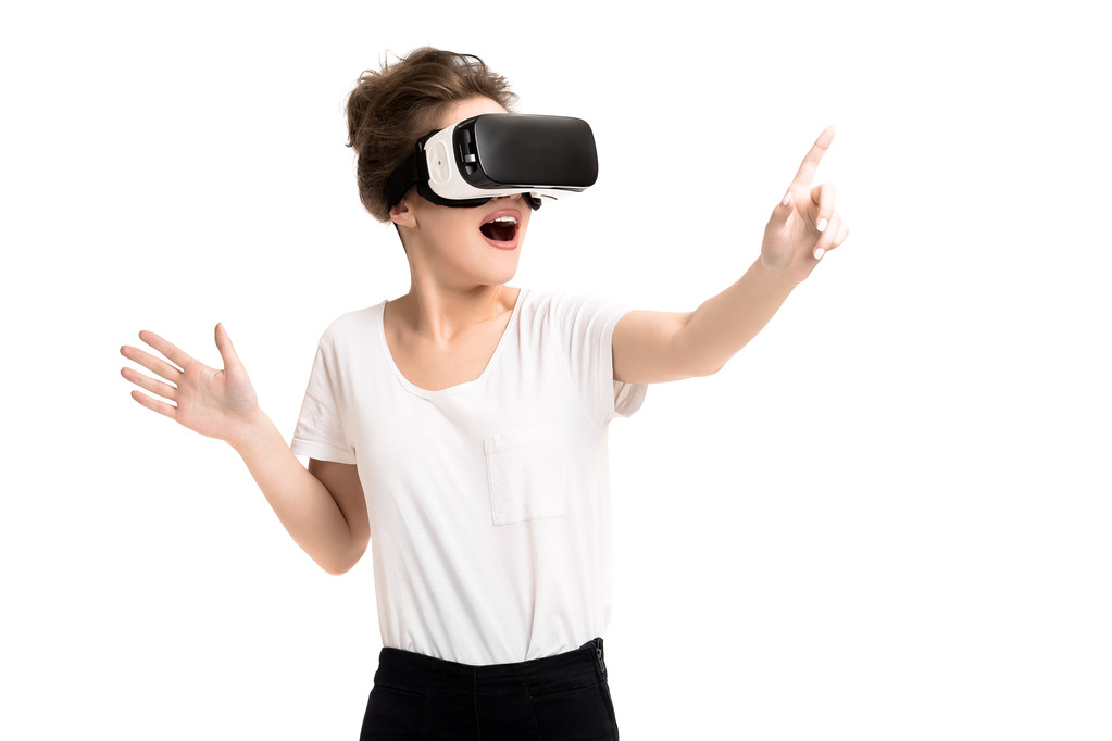 Chica consiguiendo experiencia usando gafas VR de realidad virtual
 - Foto, Imagen