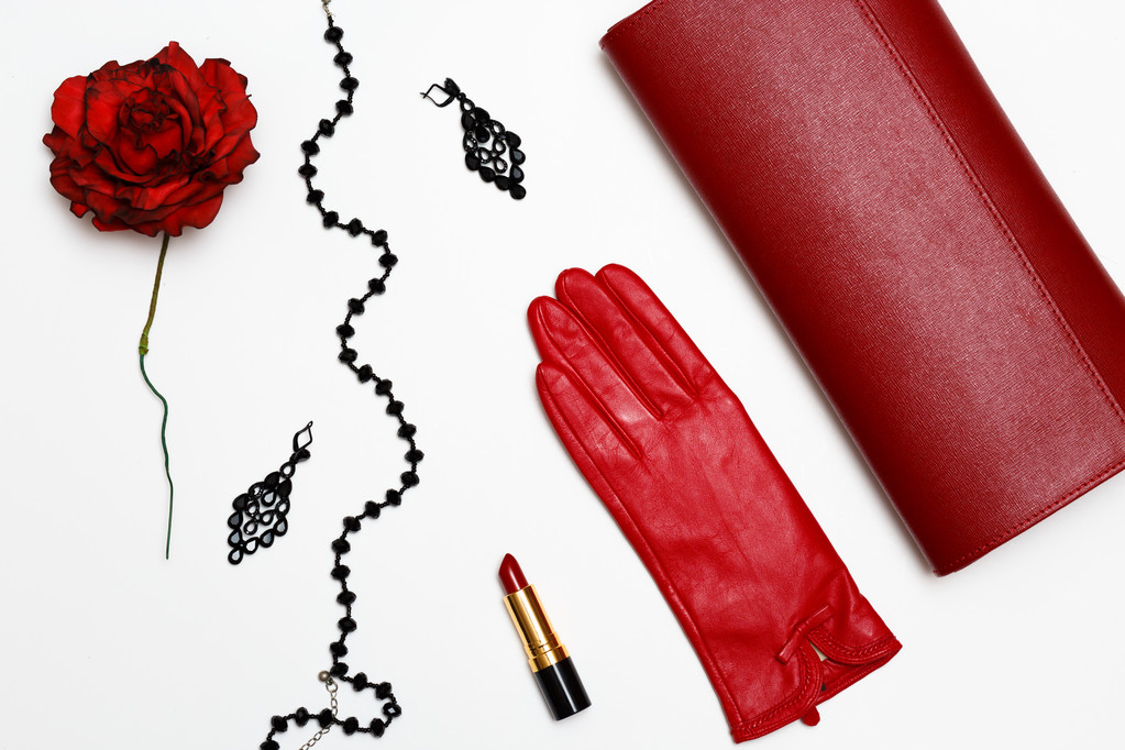 flache feminini rote Kleidung und Accessoires Collage auf weißem Hintergrund. - Foto, Bild