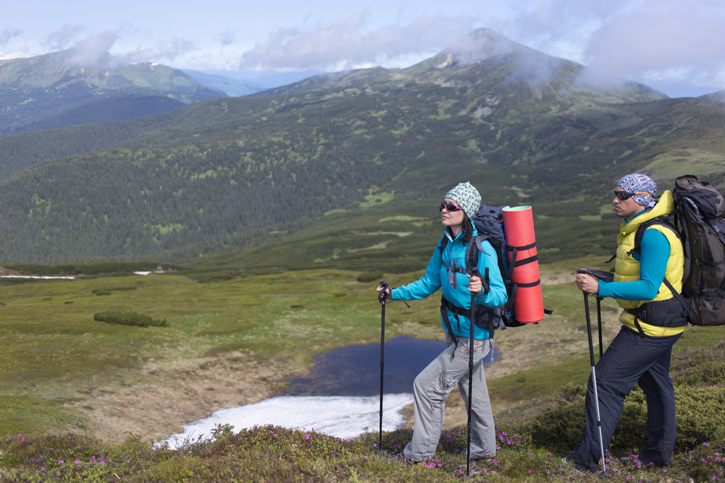 Senderismo de verano en las montañas con una mochila
 .  - Foto, Imagen