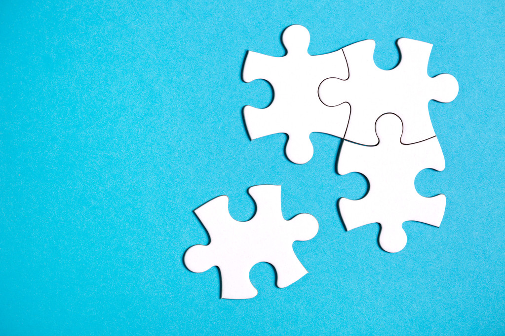 Cztery elementy rozłączonych jigsaw puzzle - Zdjęcie, obraz