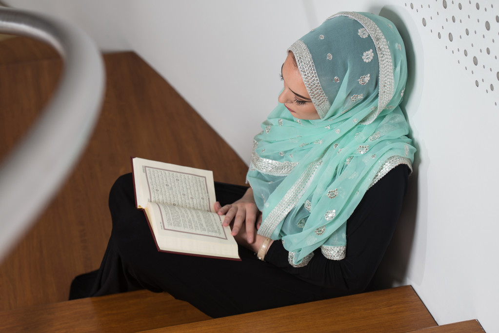 Muslimská žena čtení Koránu - Fotografie, Obrázek
