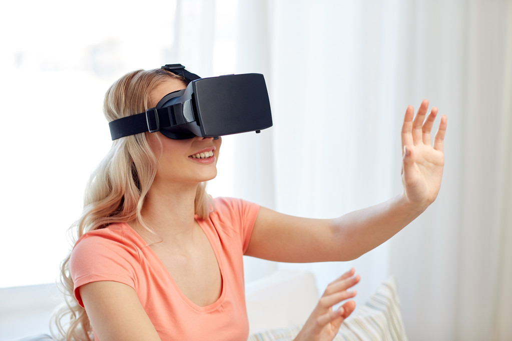 Nainen virtuaalitodellisuus kuulokkeet tai 3D-lasit - Valokuva, kuva