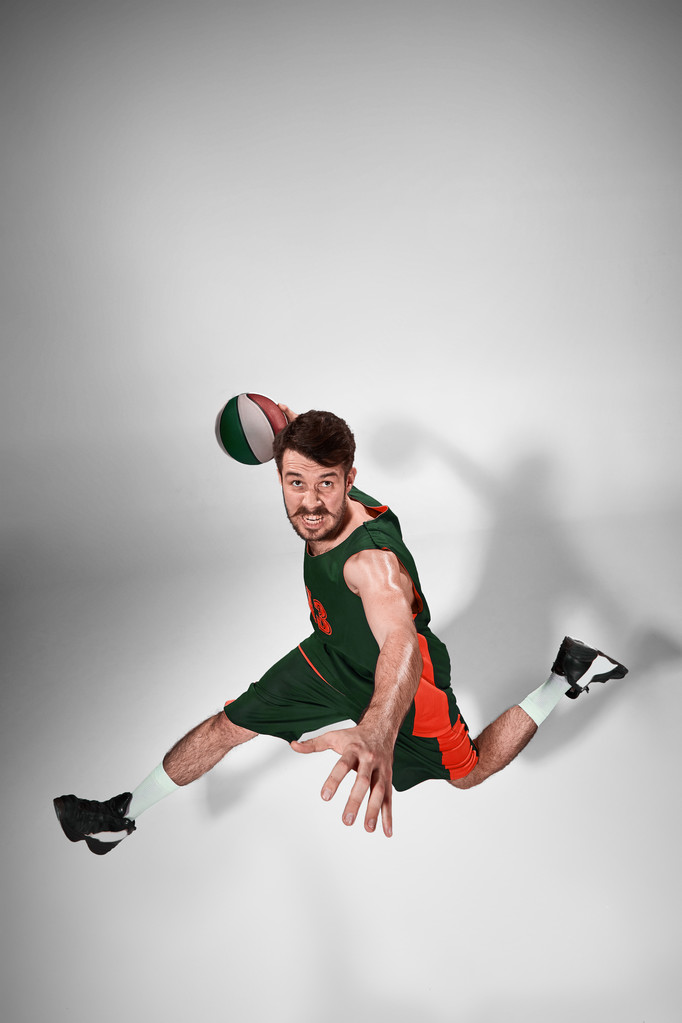 Bir basketbol oyuncusu topu ile tam uzunlukta portresi - Fotoğraf, Görsel