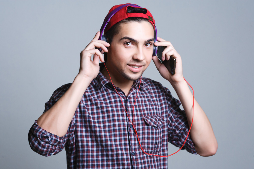 adolescente masculino con auriculares en el estudio
, - Foto, imagen