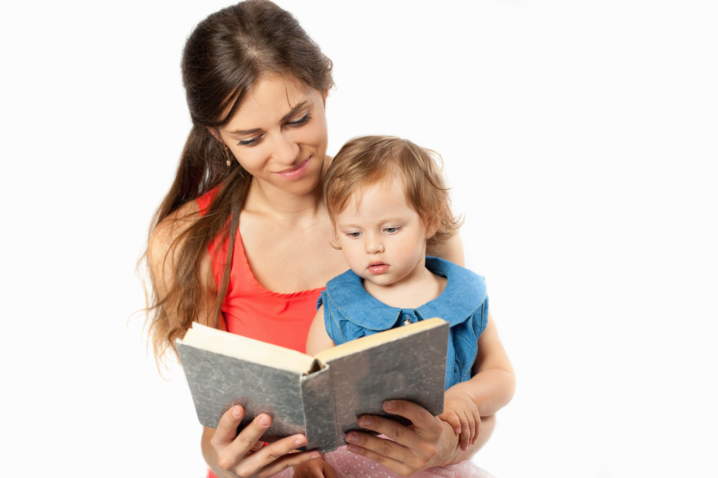母は彼女の娘と一緒に本を読んでいます。 - 写真・画像
