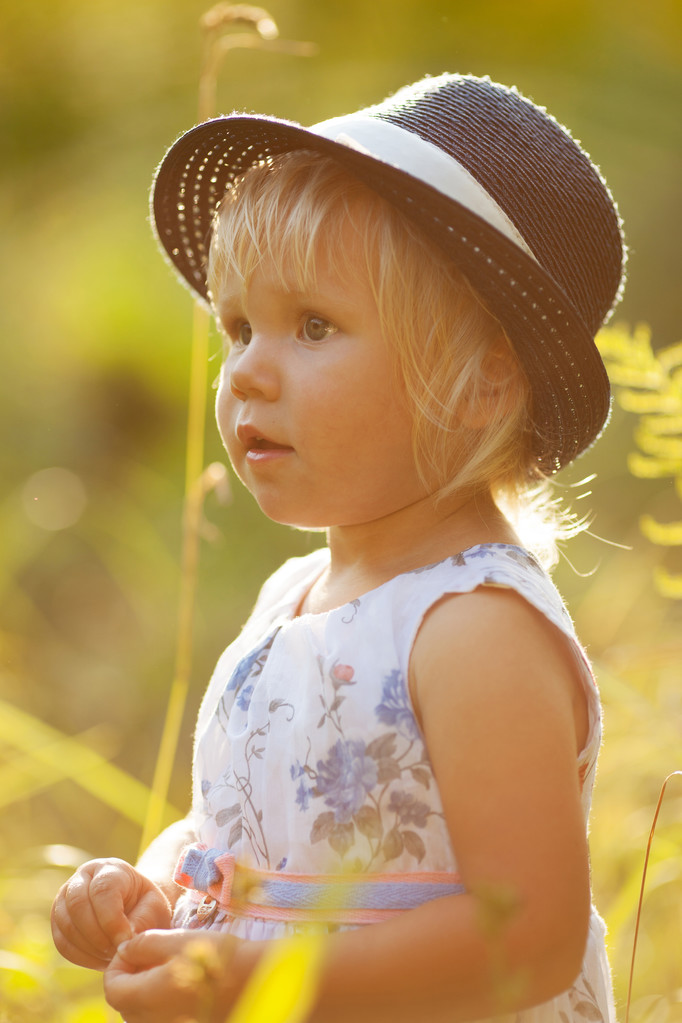 Kleine blonde meisje in de kleding en hoed - Foto, afbeelding