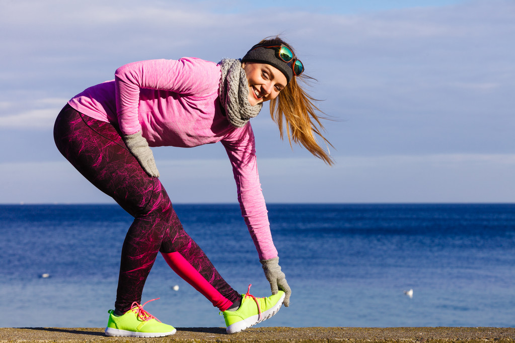 Kobiety fitness sport dziewczyna szkolenia odkryty w zimnie - Zdjęcie, obraz