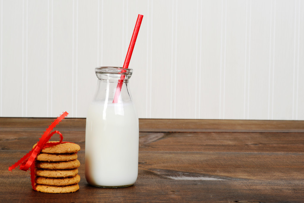 vaso de leche con galletas - Foto, imagen