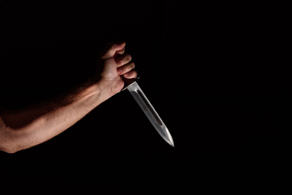 La mano del hombre con un cuchillo
 - Foto, Imagen
