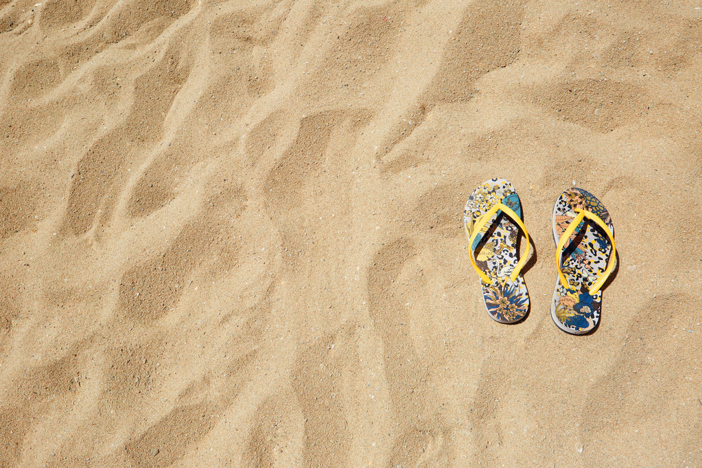 Closeup sandálias de praia chinelos ou Tongs Sandy Background Copyspace. Conceito de Verão. Horizontal. Nenhuma foto do corpo
. - Foto, Imagem