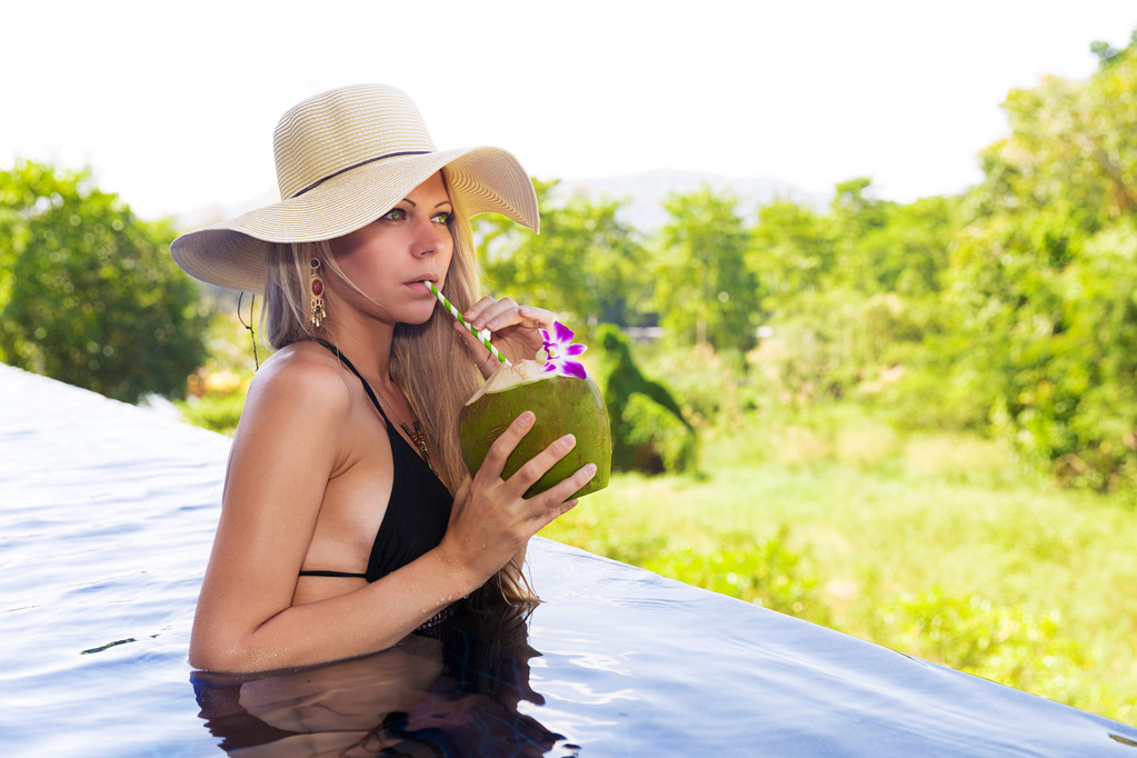 donna in cappello beve succo di cocco sano disintossicazione
 - Foto, immagini