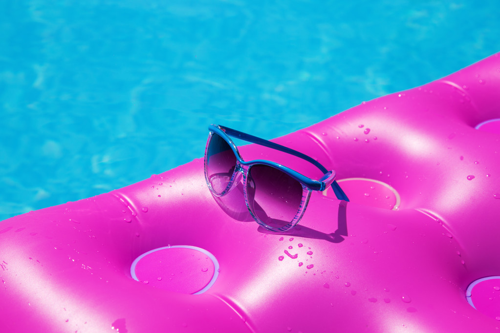 Óculos de sol com colchão rosa na piscina
 - Foto, Imagem