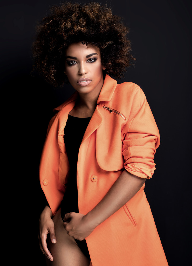 Модна жінка в помаранчевому пальто
. - Фото, зображення