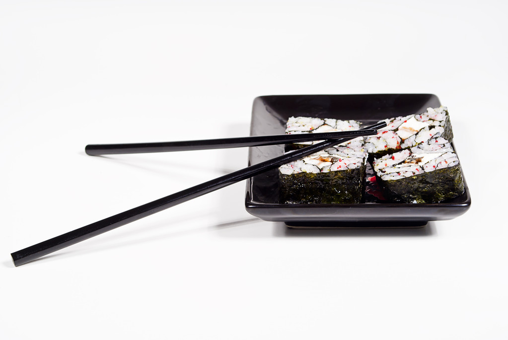 sushi na talerz na patyku, a na białym tle - Zdjęcie, obraz