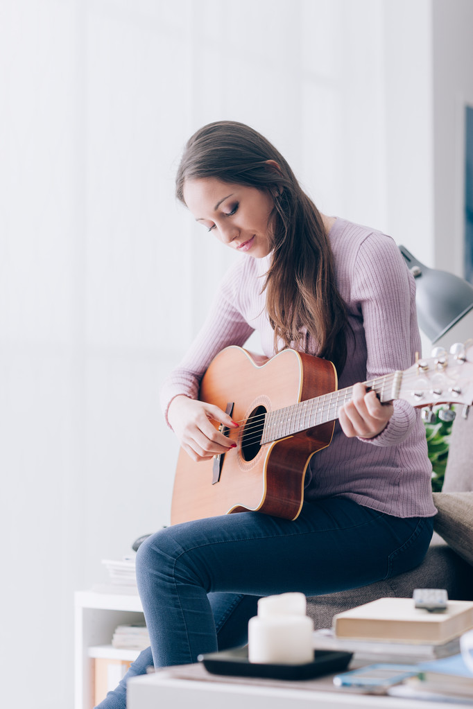Κορίτσι που παίζει κιθάρα στο σπίτι - Φωτογραφία, εικόνα