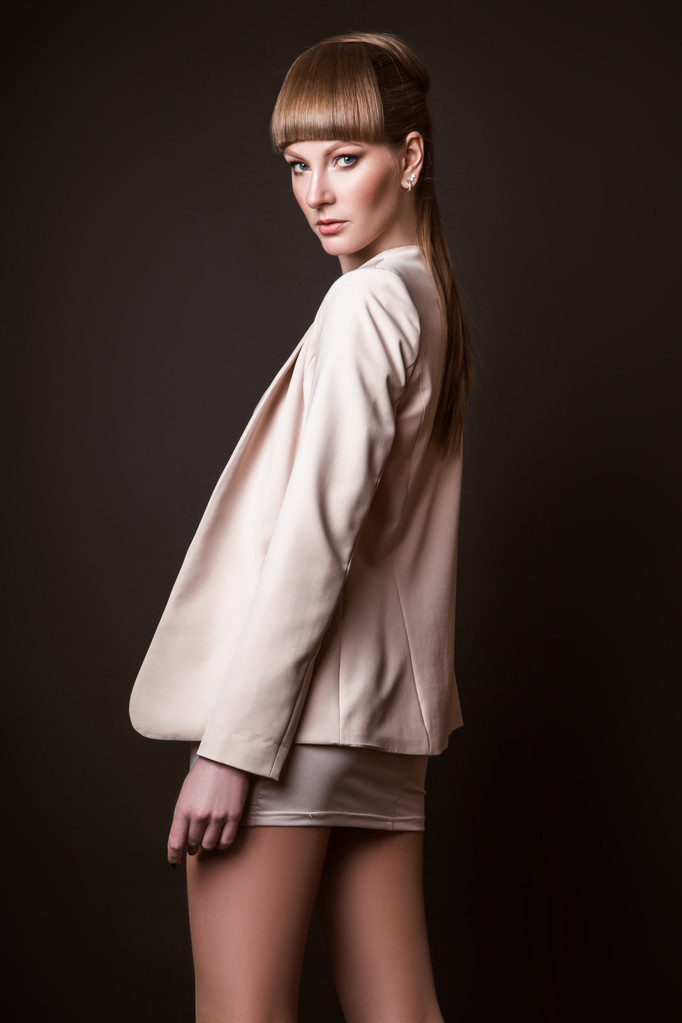 güzel kadın model basit zarif siyah arka plan üzerine stüdyoda ışık elbiseli poz - Fotoğraf, Görsel