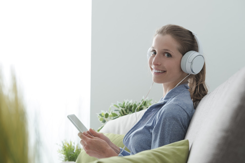 Mujer escuchando música - Foto, imagen