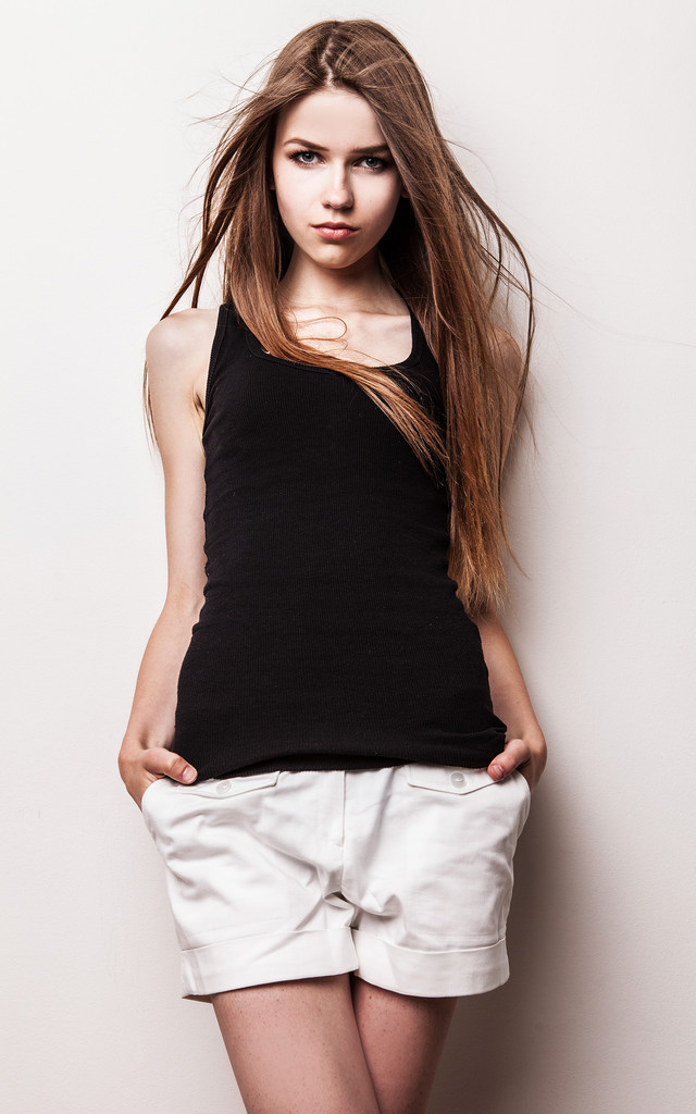 νεαρό μοντέλο αισθησιακό κορίτσι πόζα στο στούντιο. - Φωτογραφία, εικόνα