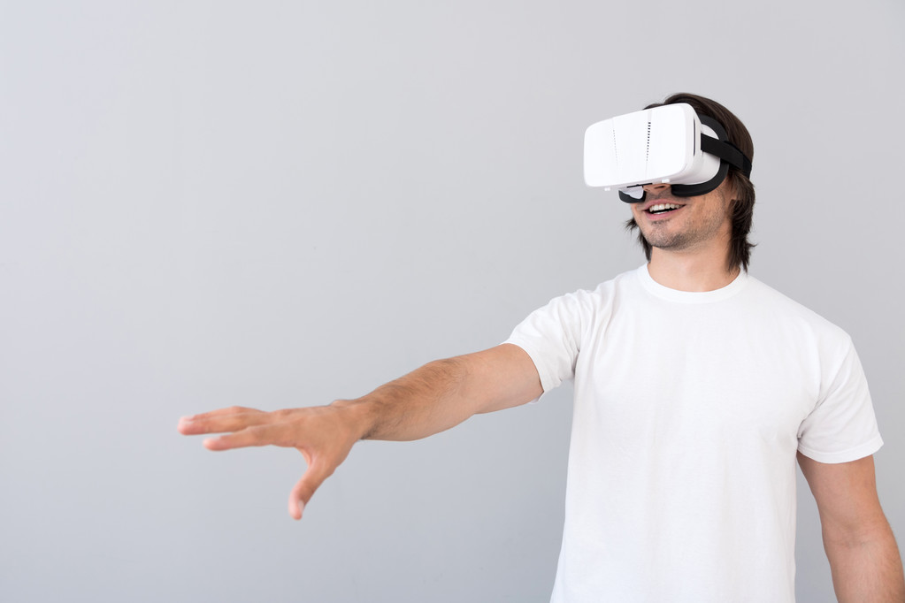 Uomo positivo che utilizza il dispositivo di realtà virtuale
 - Foto, immagini