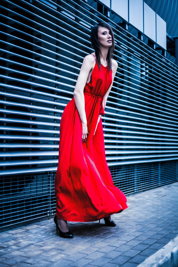 Μοντέρνο και κομψό κορίτσι σε ένα κόκκινο φόρεμα - Φωτογραφία, εικόνα