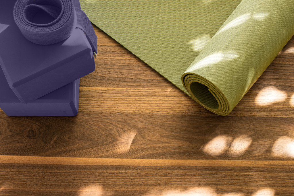 Tapete de ioga no chão de madeira
  - Foto, Imagem