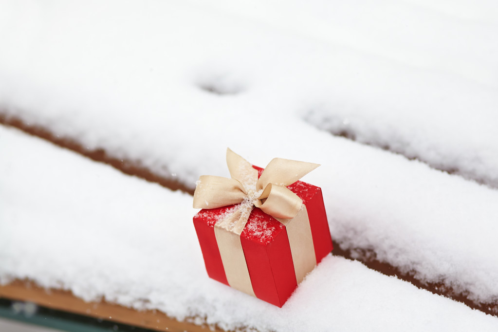 подарункова коробка на снігу на відкритому повітрі
 - Фото, зображення