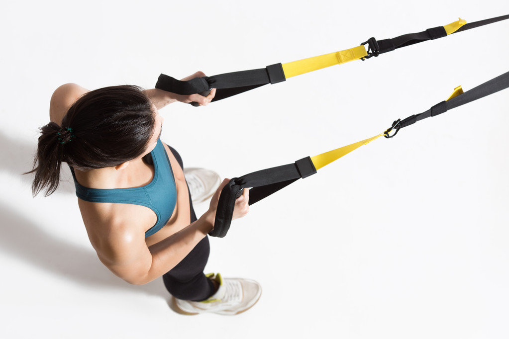 Addestramento donna con imbragatura trainer sospensione - Foto, immagini