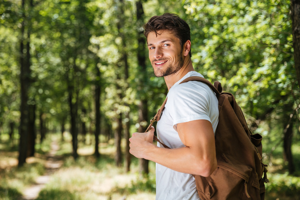 hombre con mochila caminando en el bosque - Foto, Imagen