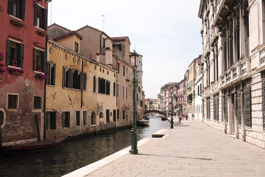 τοπίο με την εικόνα των σκαφών σε κανάλι στη Βενετία - Φωτογραφία, εικόνα