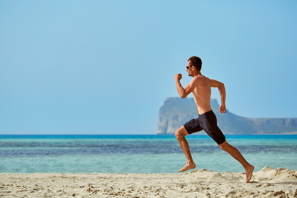Mann läuft am Strand - Foto, Bild