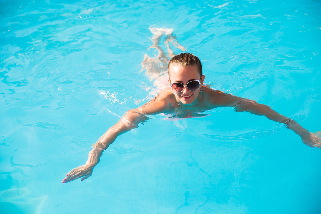 jeune femme dans une piscine - Photo, image