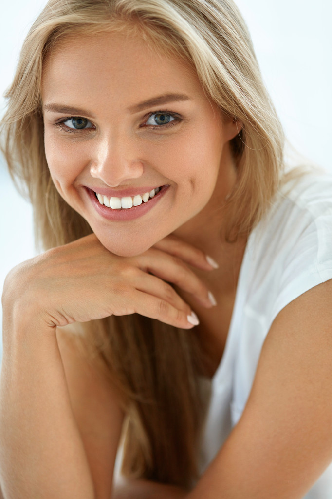 Портрет красива щаслива жінка з білими зубами посміхається. Краса
 - Фото, зображення