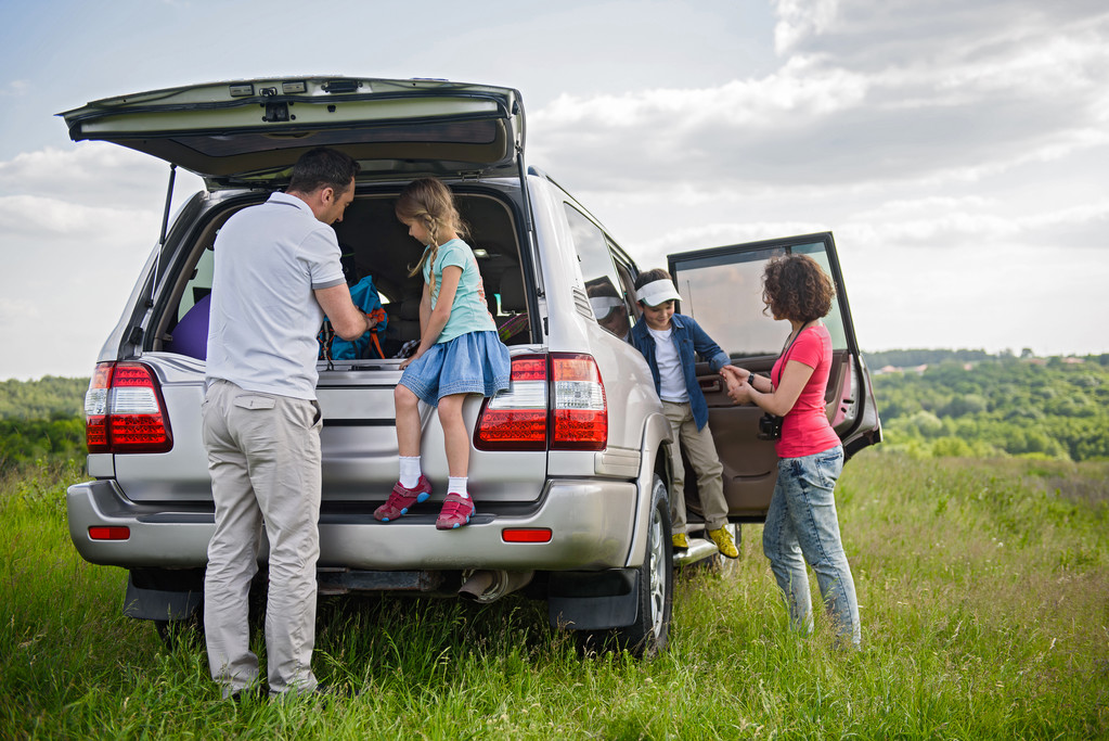 ευτυχισμένη οικογένεια απολαμβάνοντας το οδικό ταξίδι και καλοκαίρι διακοπές - Φωτογραφία, εικόνα