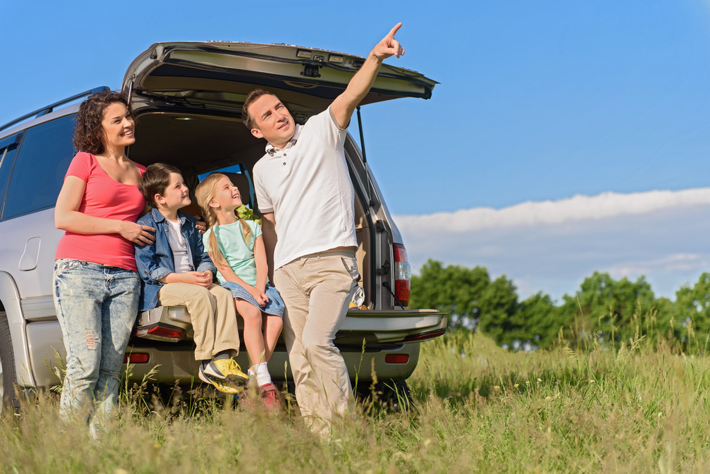 Hymyilevä onnellinen perhe ja heidän autonsa
 - Valokuva, kuva