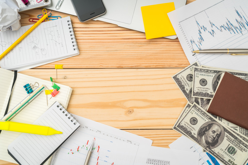 Grafici finanziari sul tavolo con laptop, telefono, banca dollari
 - Foto, immagini