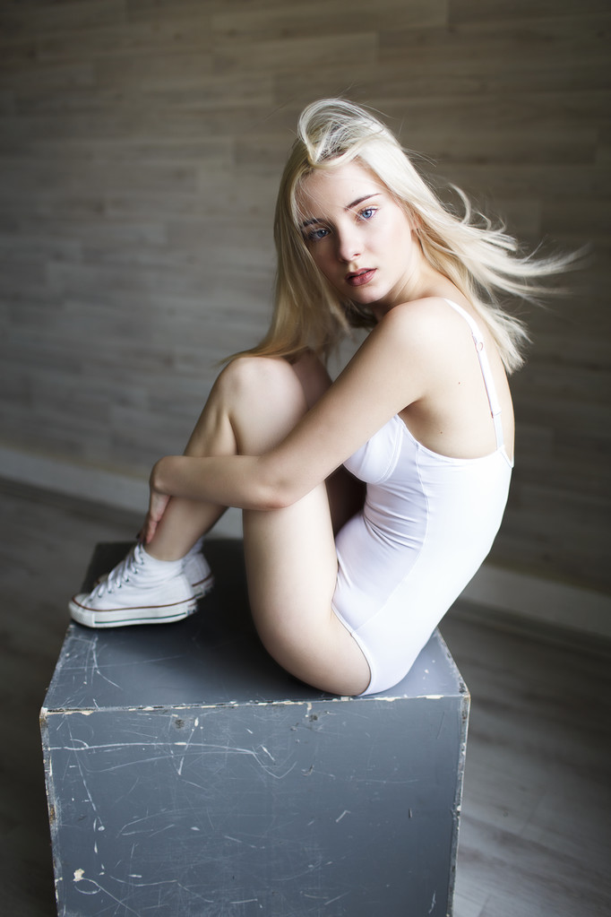 Portrait de belle fille blonde en body blanc
 - Photo, image