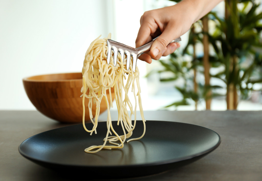 Kobiece strony wprowadzenie spaghetti  - Zdjęcie, obraz