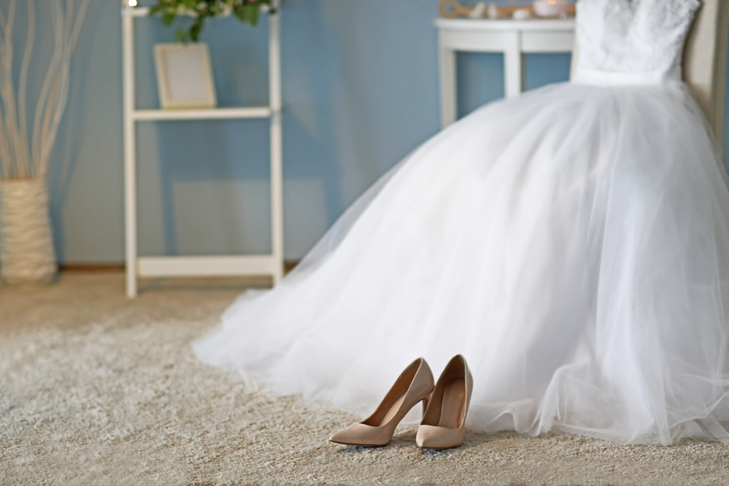 Schoenen en bruiloft jurk  - Foto, afbeelding