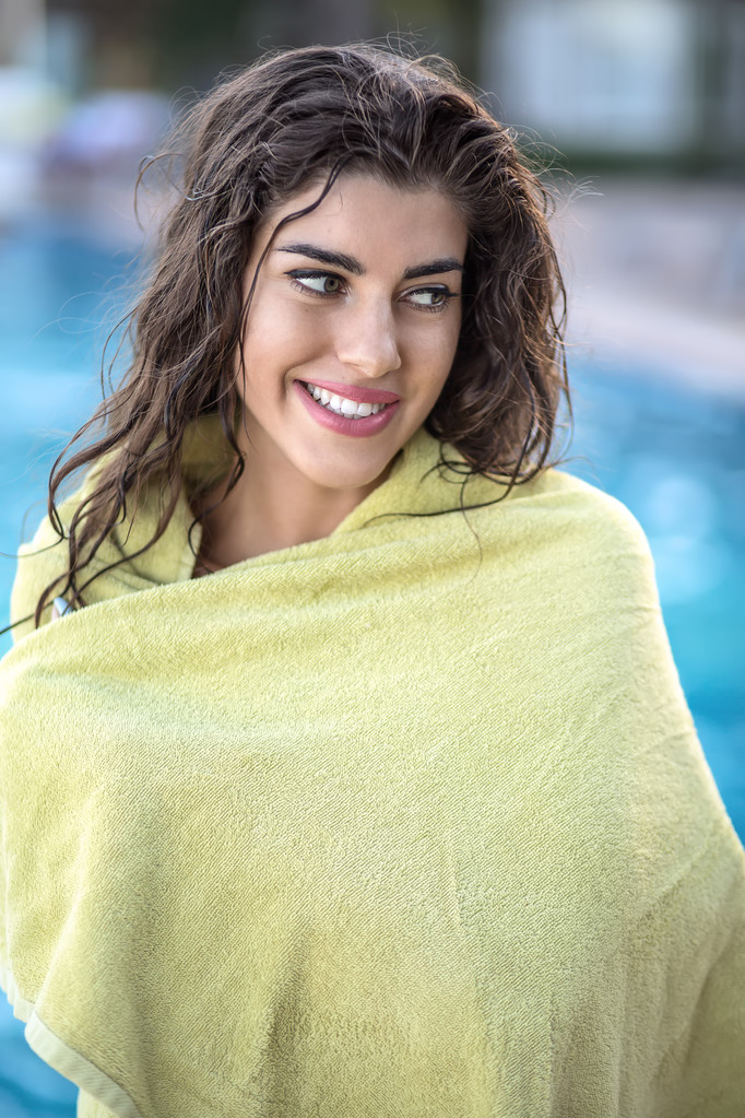 Dívka v zeleném ručníku v blízkosti bazénu - Fotografie, Obrázek