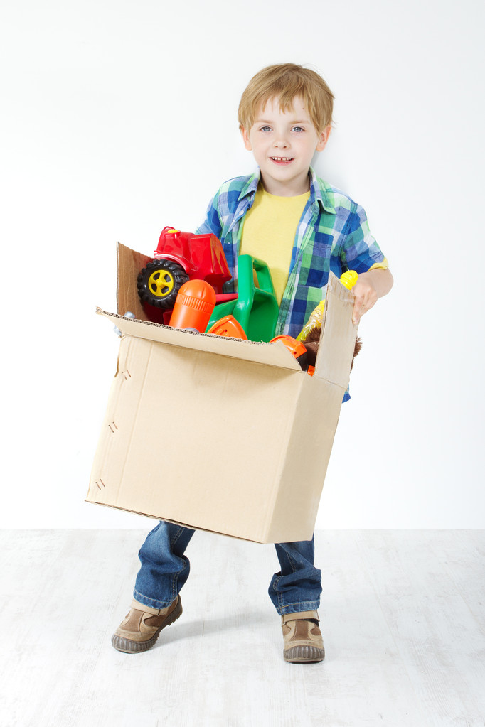 Caja de cartón para niños con juguetes. Movimientos y crecimiento
 - Foto, Imagen