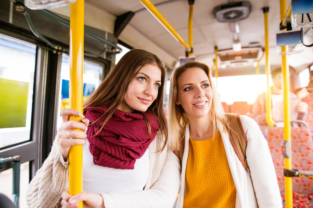 νεαρές γυναίκες, ταξιδεύοντας με το λεωφορείο  - Φωτογραφία, εικόνα